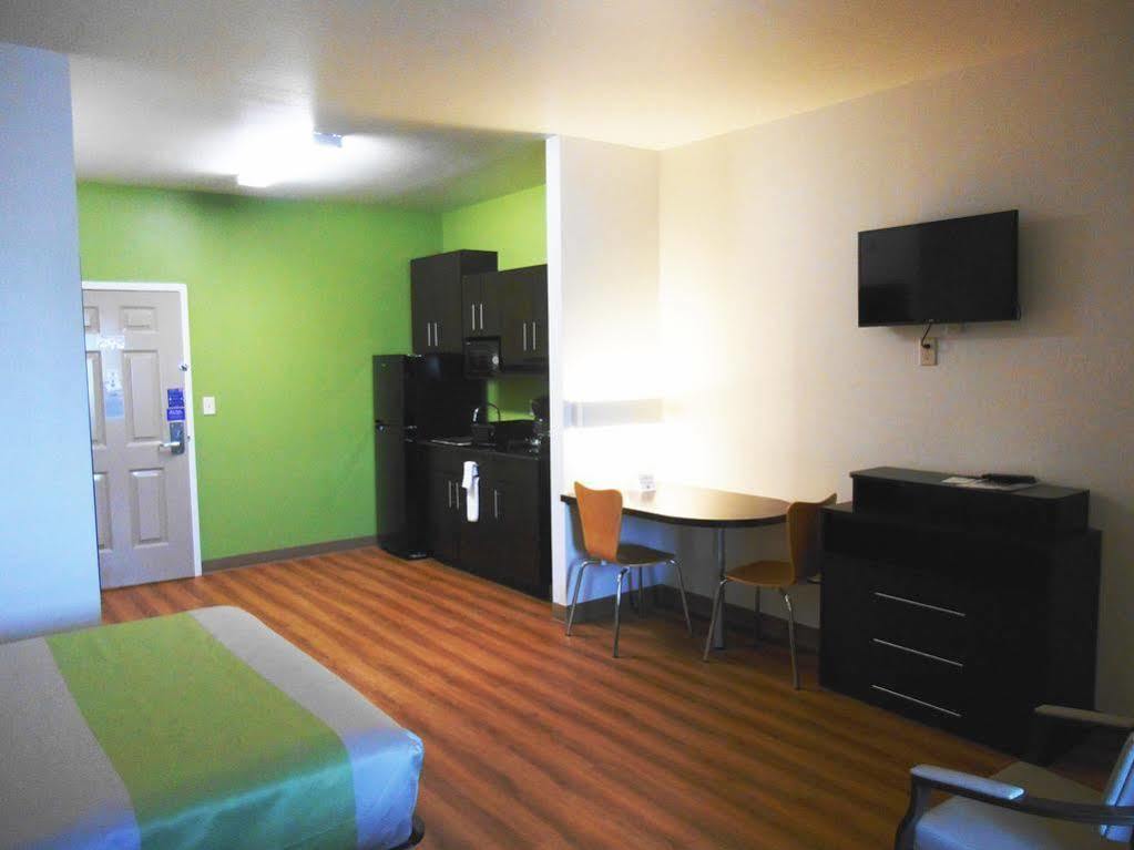 Super 8 By Wyndham Kenedy Motel Exterior photo